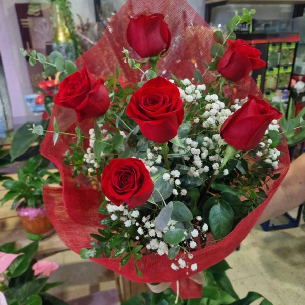 Ramo CASUAL de 6 rosas rojas con paniculata y verdes naturales, disponible con envío gratuito en Badalona, Sant Adrià y Santa Coloma – Floristería Bogas