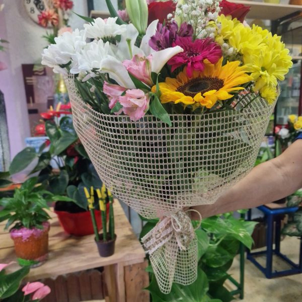 Ramo de flores variadas Badalona PRIMAVERA con flores frescas y coloridas – Envío gratuito en Badalona, Sant Adrià y Santa Coloma