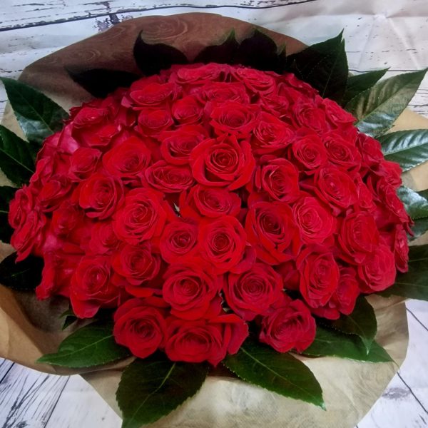 Ramo Éxtasis con 70 rosas rojas frescas, un regalo espectacular y elegante