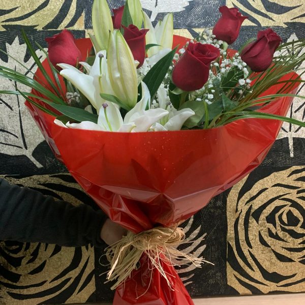 Ramo Paula con lilium blanco, rosas rojas y paniculata, un regalo romántico y elegante en Floristería Bogas Badalona