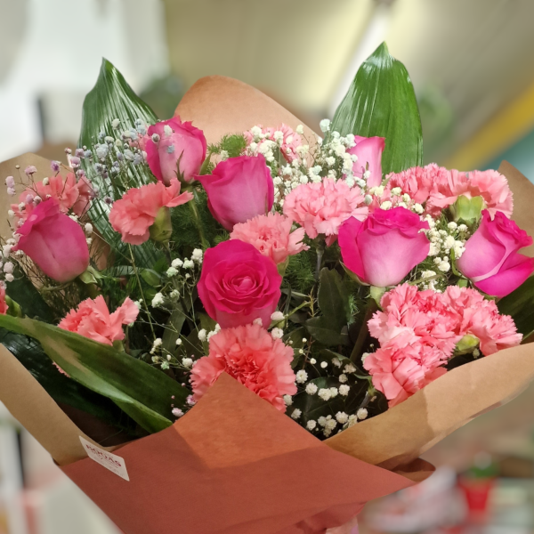 Ramo de claveles y rosas para regalar en Badalona