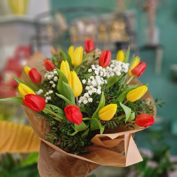 Ramo de 20 tulipanes rojos y amarillos frescos con entrega gratuita en Badalona, Santa Coloma y Sant Adrià.