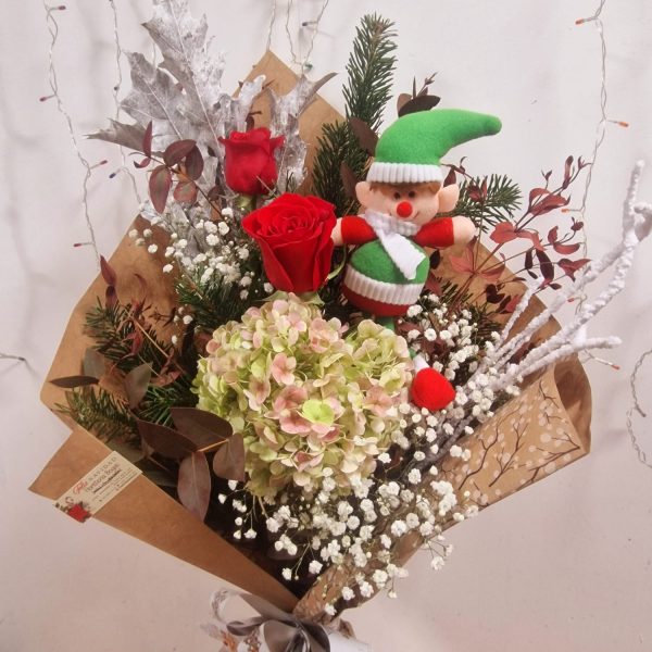 Ramo navideño con rosas rojas, hortensia y duende decorativo, entrega de flores en Badalona